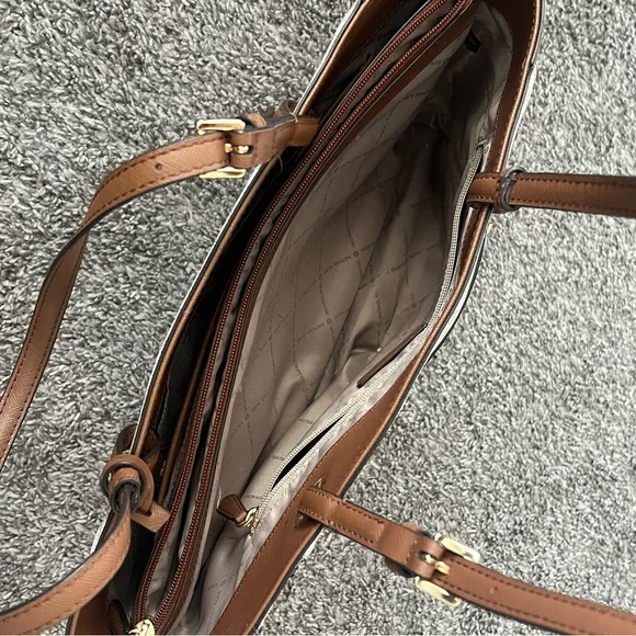 Michael Kors tote bag. - Picture 3 of 3